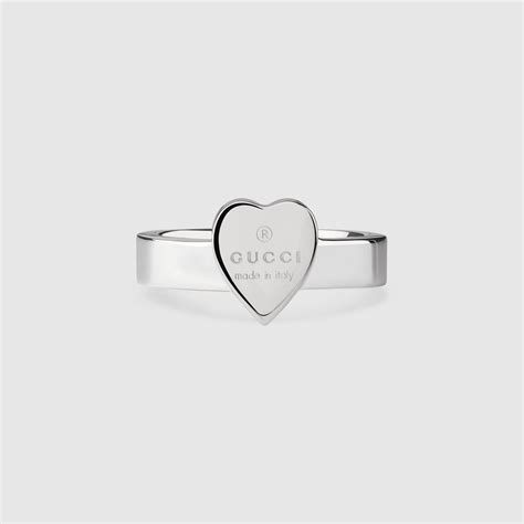 Gucci Anello Trademark con pendente a forma di cuore